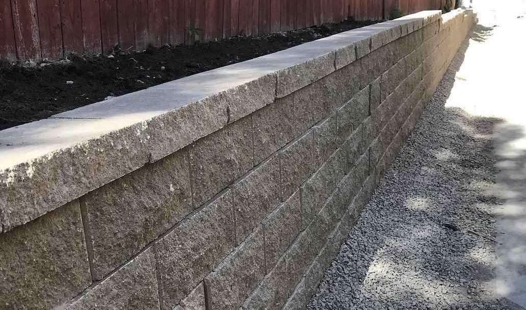 Stepped retaing wall with stairs